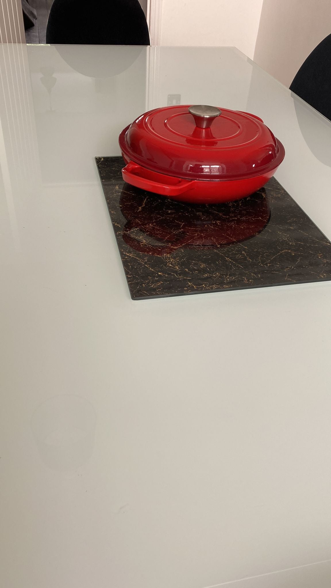 Acense Arbeitsplattenschutz aus gehärtetem Glas, Sicherheitsglas, glatte Kanten, abgerundete Ecken, Größe: 40 cm x 30 cm, Stil: Schwarz &amp; Gold, Schneidebrett, rutschfeste Gummifüße, vielseitig einsetzbar 